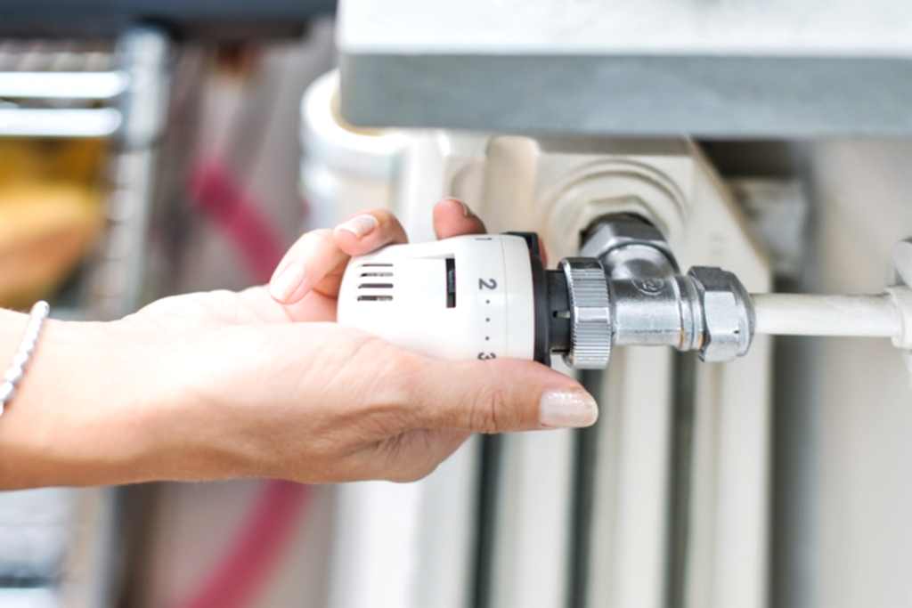 7_hand-adjusting-the-power-of-the-radiator-2023-11-27-05-28-18-utc.jpg